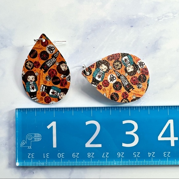 Stranger Things teardrop earrings, Hellfire club, Eddie Munson, vegan leather - Picture 3 of 4